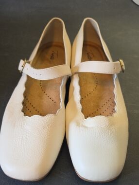 Women's Cream Mary Jane Trotters Flats with Scalloped Edge size 12M